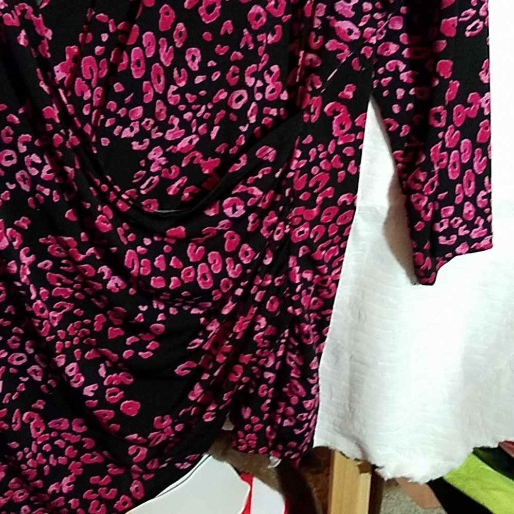 Jennifer Lopez Pink Animal Mock Wrap 3/4 Sleeve - Picture 2 of 5